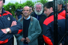 ConcentraciÛn convocada por AuB en el exterior del edificio de las Juntas Generales de Bizkaia, en Gernika, con motivo del pleno de constituciÛn de Juntas Generales, al que no han podido acceder los cuatro junteros electos de esta formaciÛn, como se aprecia en las im·genes. Xabier Amuriza y Joserra Etxebarria.