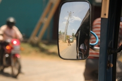 24. Polizia retrobisorean. India