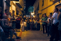 El cantador valencià Fernando el Ratllat canta a una família en la Nit d'Albaes del Puig 2