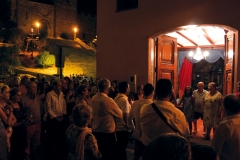 El cantador valencià Fernando el Ratllat canta a una família en la Nit d'Albaes del Puig