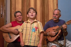 Adriel Cruz (niño improvisador), Francisco Rodríguez (tresero) y Bárbaro Torres (laudista) en los Estudios de Grabación de Cienfuegos