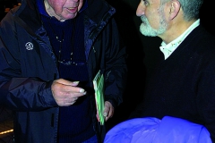 El poeta Joxean Artze ha presentado hoy la reediciÛn de su libro "Isturitzetik Tolosan barru", publicado originariamente hace cuarenta aÒos. En la foto, Mikel Laboa con Xabier Lete.